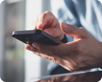 スマートフォンを操作する手元