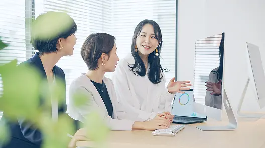 画面を見ながら説明している様子