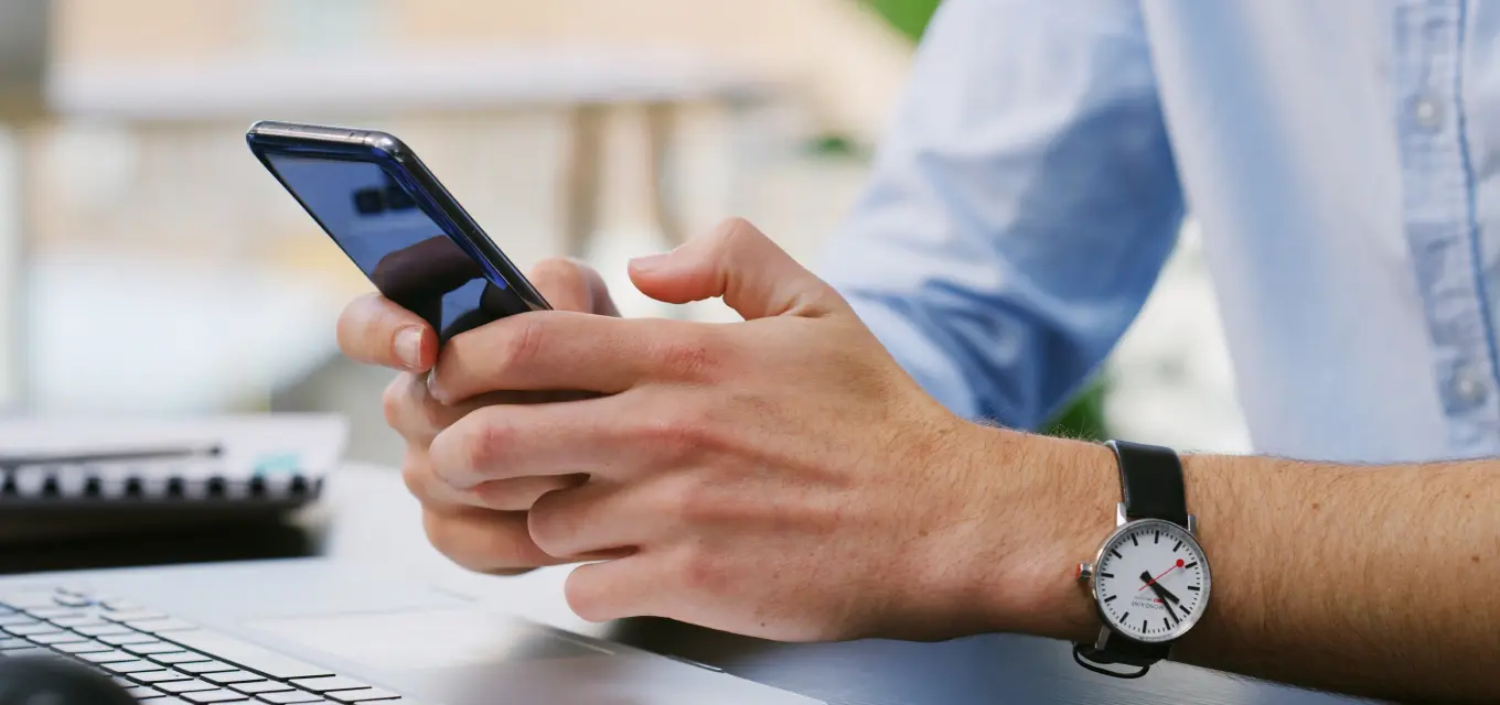 スマホでお問い合わせをしている様子