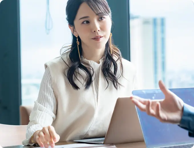オフィスで商品説明の打ち合わせをするビジネスパーソン