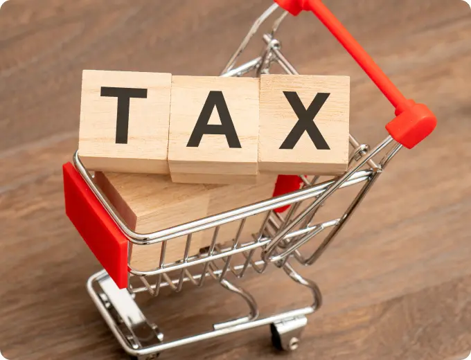 免税をイメージしたTAXの木製ブロックとショッピングカート