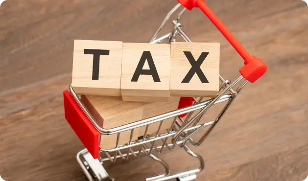 免税をイメージしたTAXの木製ブロックとショッピングカート