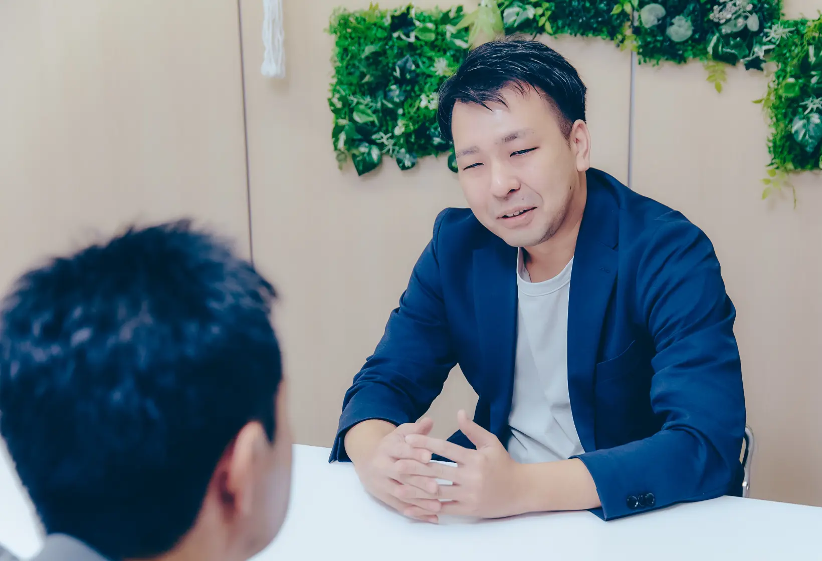 面談で話すジャケット姿の男性社員