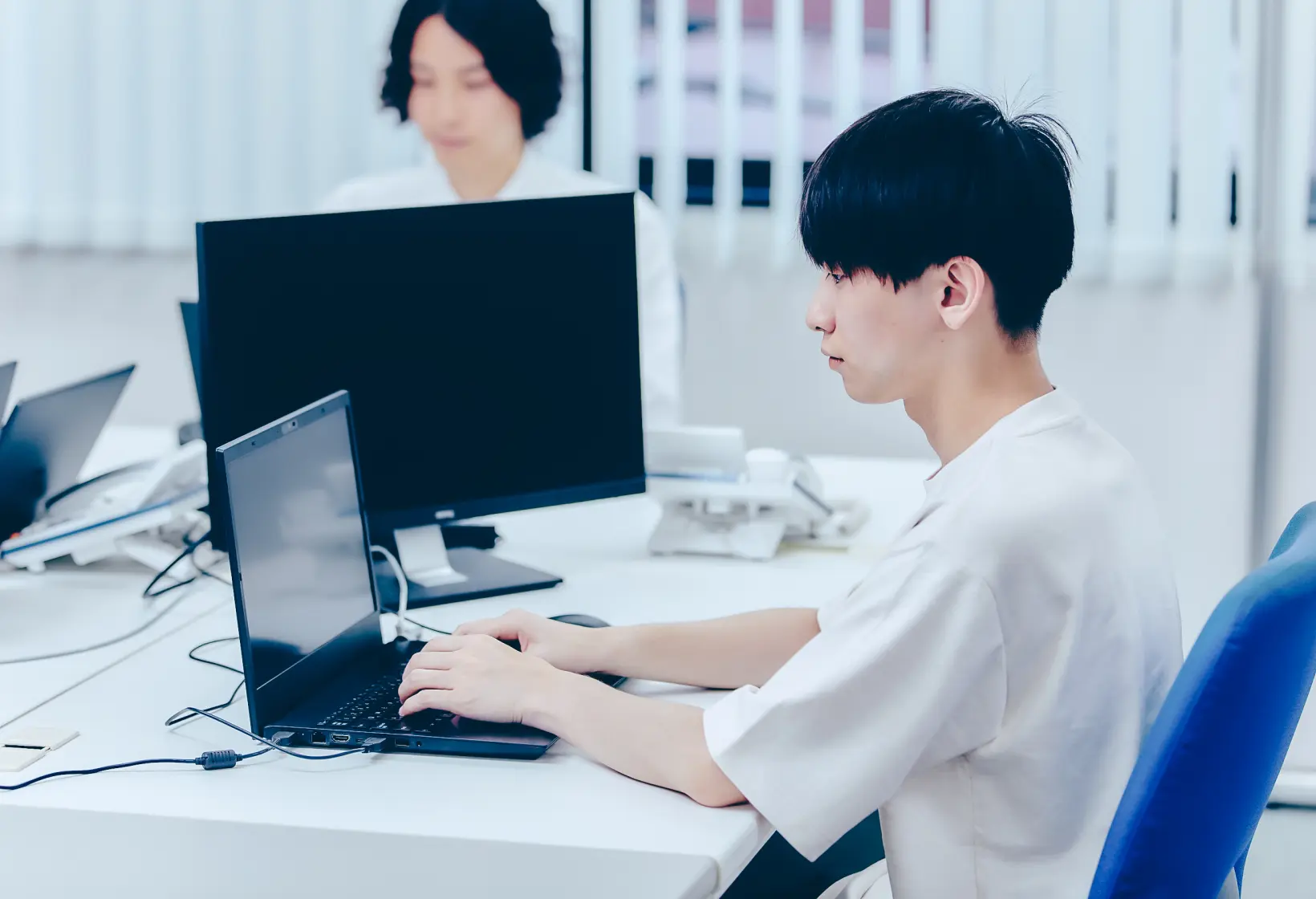 デスクでパソコン作業をする男性社員