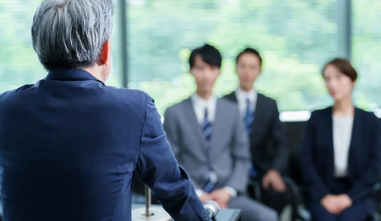 若手社員に向けて話す先輩社員