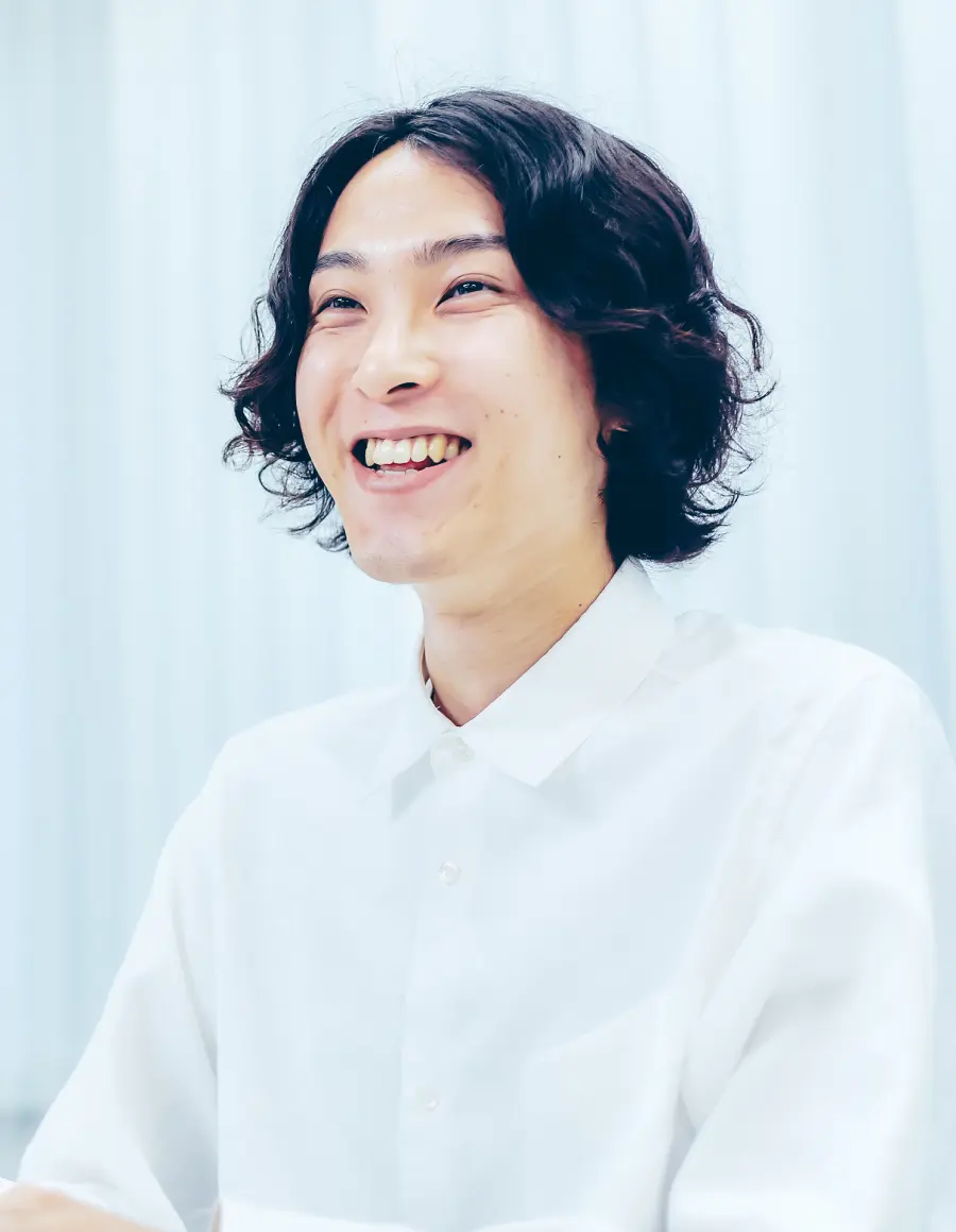 白いシャツを着た笑顔の男性社員