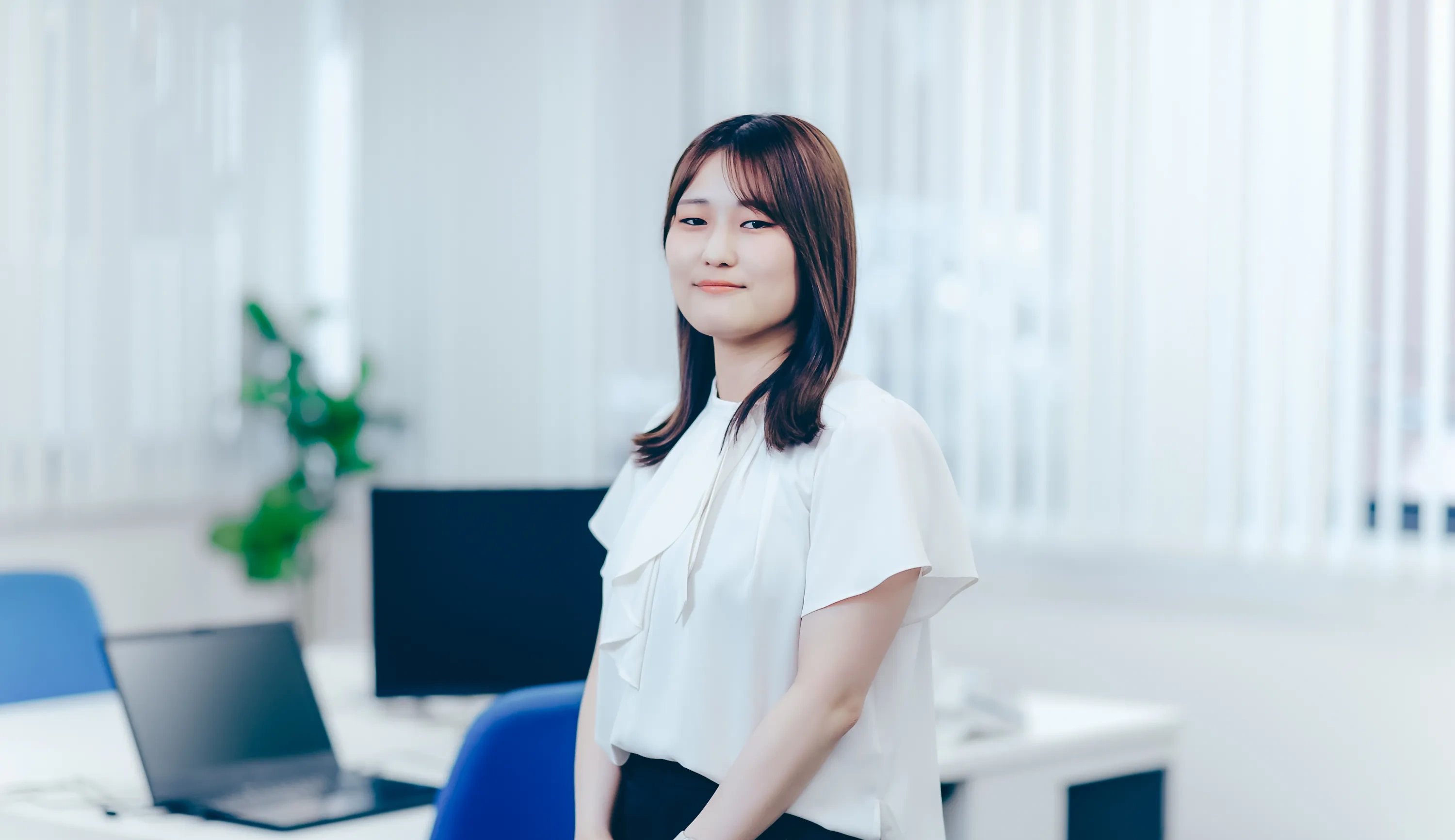 白いブラウスを着た女性