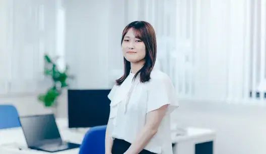 白いブラウスを着た女性