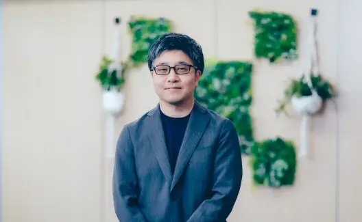 笑っているシステム開発部長　J.O