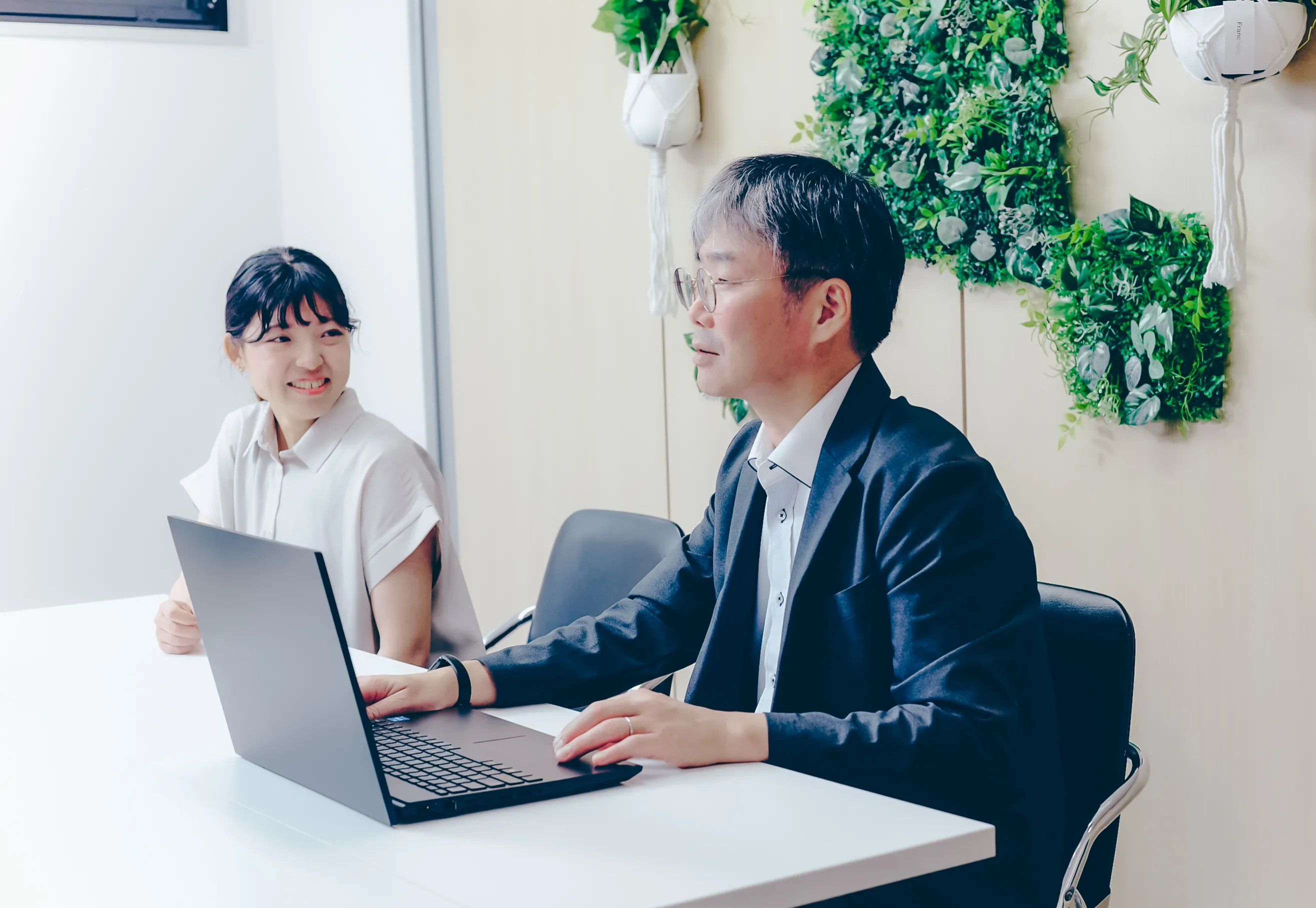 男性と女性が会話をしている写真