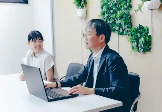 男性と女性が会話をしている写真