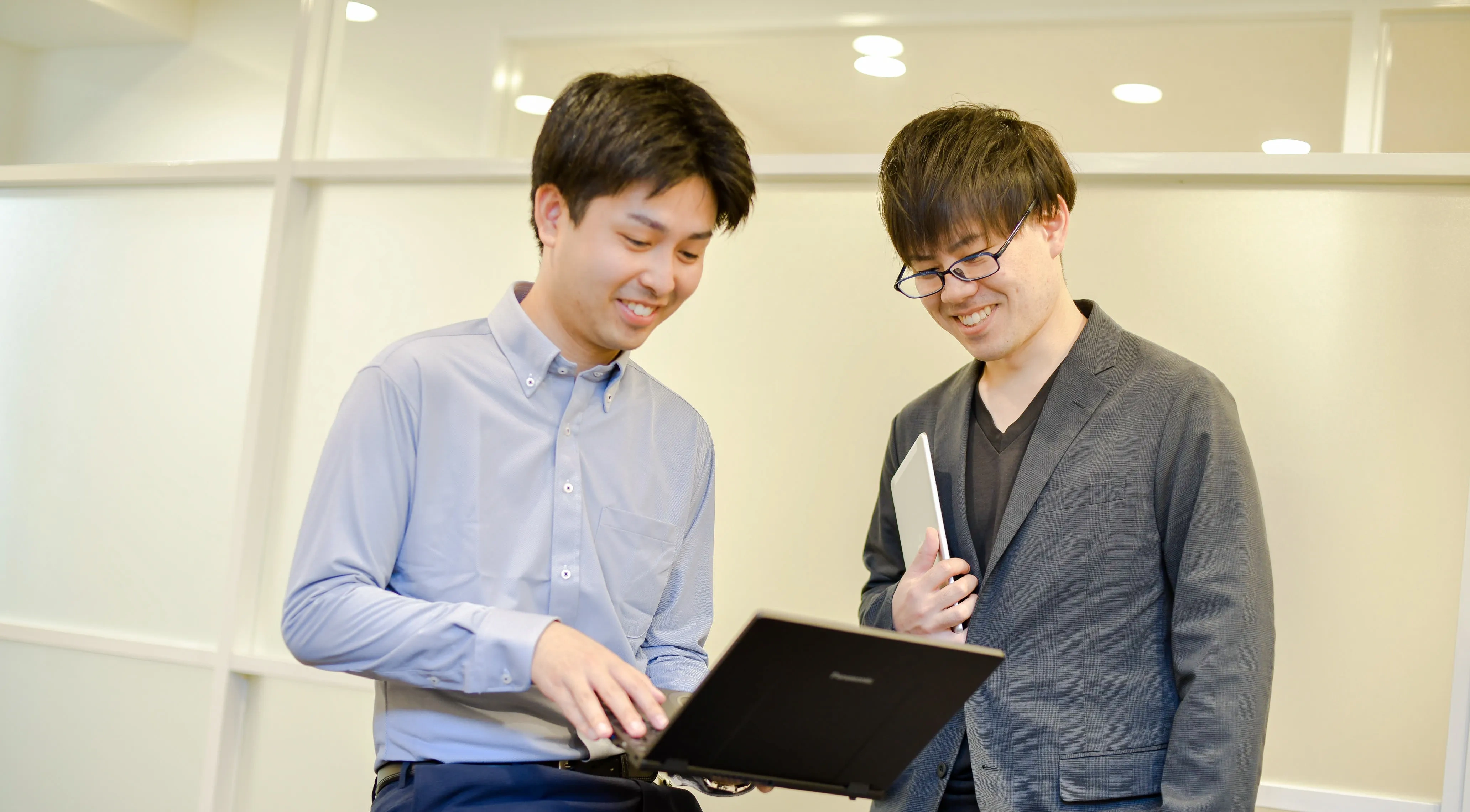 デスクでカラータブ付きの書類を整理している様子